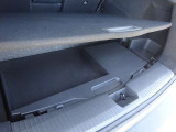 フロアの下にも荷物などを収納できるサブトランクも備えています。荷室内で散らかりがちな荷物を整理整頓なんてのもイイですね♪