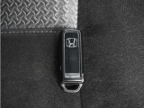 ◆スマートキー◆カギをバッグやポケットに入れたままでもドアロックの開閉ができる『スマートキー』付き!雨天や暗くなってもカギを取り出す必要がなくドアの開錠&エンジンも始動できます