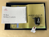 メンテナンスノート【点検整備記録簿・保証書】、取説も揃ってます。スマートキーはバッグなどにしまったままボタン操作でエンジン始動・停止やハイブリッドシステムの起動や停止ができて大変便利です