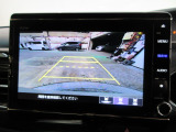 バックカメラの画像です。ガイドラインがスムースな車庫入れをサポートいたします。車庫入れの安心感がアップしますね。