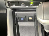 インストルメントパネル内に充電用USBType‐C端子とメディアプレイヤー接続端子が付いています。