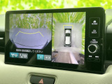 後方の映像に加え、車両を上から見た表示も確認できます。ガイド線を目安に周囲を把握しやすく、駐車スペースへの出し入れをサポートする便利な装備です。