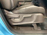 シートハイトアジャスターを装備!運転席の座面の高さを体格やお好みに合わせて調整できます。より自然な運転姿勢を取りやすく、前方の見やすさを調整できるのも嬉しいポイントです。