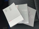 メンテナンスノート、取扱説明書です。 その車の整備記録が事細やかに記録されています。 車が生まれてから今までどのような道を歩んできたのか判るとても重要な物ですよ。