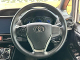 【純正革巻きステアリング】上質な革を使用することで、手にしっかり馴染みとても運転しやすいハンドルです♪