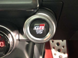 エンジンスタートスイッチです。キーが車内にあれば、エンジンの始動や停止はスイッチを押すだけ!キーを取り出す手間を省き、ワンプッシュで操作できるので簡単でスムーズです。