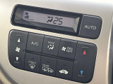 【オートエアコン】一度お好みの温度に設定すれば、車内の温度を検知し風量や温度を自動で調整。暑い&hellip;寒い&hellip;と何度もスイッチ操作をする必要はありません。快適な車内空間には必須の機能ですね♪