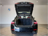 ☆BMWは大きな荷物を積む際、トランクから後席を倒していただくことが可能です。なのでわざわざ後席のドアを開けて後席を倒しに行く必要は御座いません☆