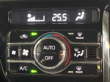 【オートエアコン】一度お好みの温度に設定すれば、車内の温度を検知し風量や温度を自動で調整。暑い&hellip;寒い&hellip;と何度もスイッチ操作をする必要はありません。快適な車内空間には必須の機能ですね♪
