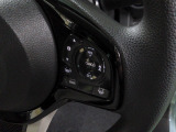 ハンドル右側にはクルーズコントロールのスイッチが装備され運転中の操作も安心して行えます。