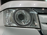 LEDヘッドライトは、点灯の瞬間から最大光量を発揮し、突然暗くなるトンネルなどでの安定感を高めます。