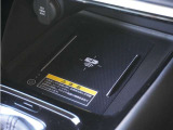 【ワイヤレス充電器】Qi(チー)規格対応のワイヤレス充電器が搭載されております。ケーブルを抜き差しせずに快適にスマホ充電いただけます。