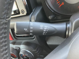 レバー上に操作位置が見やすく表示され、運転席から状態を確認しやすい設計です。手元で操作できるため、天候に応じた使い分けにも役立ちます。
