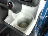 運転席から手の届きやすい位置に、ドリンクホルダーと小銭などを入れて置けるトレイが付いています。