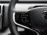 スポーク部には、さまざまな装備や機能を操作できるスイッチをスタイリッシュにレイアウト。一部の機能については、お好みに合わせてスイッチの割り当てをカスタマイズすることも可能です。