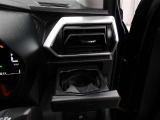 運転席のカップホルダーはエアコンの吹き出し口にありますので冷やしたり温めたりすることが出来ます☆