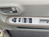パワーウィンドウのスイッチです。 運転席にいながら助手席や後席の窓を開け閉めできるので、大変便利です。