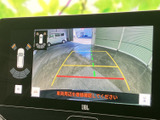 車両周辺の状況を画面で確認しながら、駐車時の位置合わせをサポートします。ガイド表示もあり、後方の様子を把握しやすいので、狭い場所での駐車にも役立ちます。