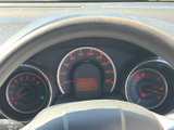 運転席から速度や燃料残量などを確認しやすいメーター配置です。必要な情報を視線の移動を抑えて把握しやすく、日々の運転時にも落ち着いて状況を確認できます。