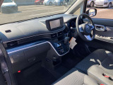 運転席から見たダッシュボード全体です。ナビやエアコンの配置がわかります。