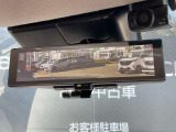【スマートルームミラー】バックドアについてますカメラと連動して、後方の映像がルームミラーに映ります。