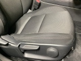運転席にはドライバーの体型や好みに応じて前後方向だけでなく、高さの調整ができるシートリフターを装備!