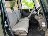 明るい色合いのシートとゆとりを感じる足元で、運転席・助手席ともに落ち着いて過ごせる空間です。前方や側方の見通しも確保され、乗り降りもしやすい室内です。