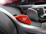 【M2スイッチ】ドライバーが事前に設定した好みの走行モード(エンジンレスポンス、サスペンション設定などを瞬時に呼び出し可能です。
