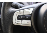 ハンドル左部分でオーディオ操作が可能。そのため、運転中でも目線をずらさずに安全運転♪スマートフォンを接続してハンズフリー通話も可能です。