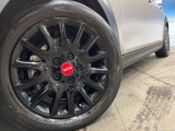 ●純正16インチアルミホイール:輸入車ならではの卓越した走りを支えるホイールと足回りです!日本車の走りに慣れている方にもぜひ体感して頂きたいほど、高いレベルでまとまっています!