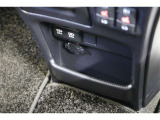給電用USBポートや、様々な電気製品の電源供給ポートとしてアクセサリーソケットを装備。収納スペースとして小物を入れるのはもちろん、充電中のスマホなどの置き場に便利なロアポケットも備えています。