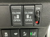 パワースライドドアの開閉はスマートキーのリモコンやドアノブは勿論、運転席側のスイッチ操作でも開閉ができ、安全・簡単です