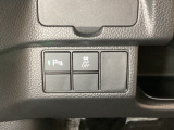 VSA装備車です。VSAはドライバーの操作と車の動きを見守っています。もし車の挙動が乱れたとき、4輪別々にブレーキをかけたり、エンジンパワーをしぼることによって車を安定させます。