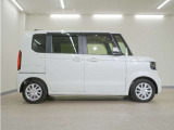 リアには左右スライドドアを採用。狭い駐車場でも開閉しやすく、強風の日でもドアが煽られにくくなっております。小さなお子さまやご年配の方も安心して乗り降りできます。