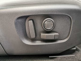 【運転席12ウェイ&助手席10ウェイ電動フロントシート】シート位置の調整、リクライニング、ランバーサポートで最適なポジションをとる事ができます。ストレスのないドライブが楽しめます。