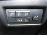 こちらのお車には先進安全装備が多数搭載されています。衝突被害を回避あるいは軽減するためのブレーキや、後方死角からの接近警報、車線逸脱を防止する警報装置など、詳しくはスタッフまでお尋ねください。