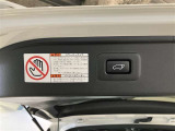 バックドアの底部にパワーバックドアとイージークローザーの取り扱い説明と注意を記入したステッカーが貼ってありステッカーの横にパワーバックドアのスイッチが付いてます