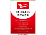 クリーナーを施工箇所全体に噴霧を行い、汚れ箇所を中心にブラッシングします。その後、専用の機械を使い、リンサーまたはスチーム洗浄で汚れを落としております。