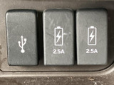 USB端子と電源用の差し込み口を並べ、スマートフォンなどの充電に活用できます。移動中に身近な機器へ給電でき、日常のお出かけにも便利です。