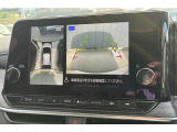 アラウンドビューモニターです。4つのカメラからの映像を合成・処理することで空から見下ろすような視点で周囲を確認でき、駐車時のクルマの位置確認がスムーズになります。