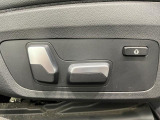【メモリー機能付きパワーシート】運転手が代わってもボタン一つで設定ポジションに。常にご自身のドライブ設定が整います。