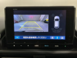 リバースギアに入れるだけで後方の表示へ切り替わります。夜間や雨の日の駐車も楽になりますよ。