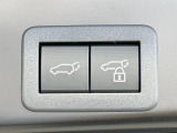 【パワーバックドア】スマートキーや運転席のボタンを押すだけでリアゲートが自動で開閉します!荷物を持っている時や、高い位置にあるバックドアを閉める際に便利な機能です♪