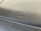 【助手席エアバッグ】SRSエアバッグとはシートベルトの働きを補助して衝突した時に乗員の衝撃を軽減するシートベルト併用式エアバッグ。前面衝突時に瞬時に膨らみ、頭部と胸部の衝撃を軽減します。