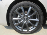 18インチ純正アルミホイールを装備。タイヤサイズは215/45R18となります。