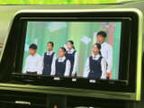 テレビ映像を表示できるため、停車中の休憩時間などに番組を視聴できます。画面に映像がはっきり表示され、停車時に車内で過ごす時間を楽しめる装備です。