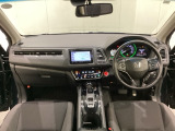 車内は光触媒抗菌消臭施工済です。インパネ周りはスタイリッシュなデザインです。グローブボックスやカップホルダーのほかにトレーなどたくさんの収納スペースが付いています。