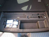 トレイ下にはアンダートランクも備えております。パンク修理キットや車載工具もこちらにございます。
