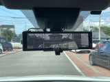 スマートルームミラーは室内の荷物などで後方の視界が遮られても、カメラの映像を直接ルームミラーに表示することができ、視界を確保できます。