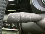 各位置のマークがレバーに表示され、設定を目で確認しやすい仕様です。運転席から手の届く場所にまとまり、天候が変わった際にも操作を切り替えやすく便利です。